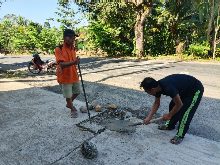 Gotong Royong di Masjid Nurul Iman
