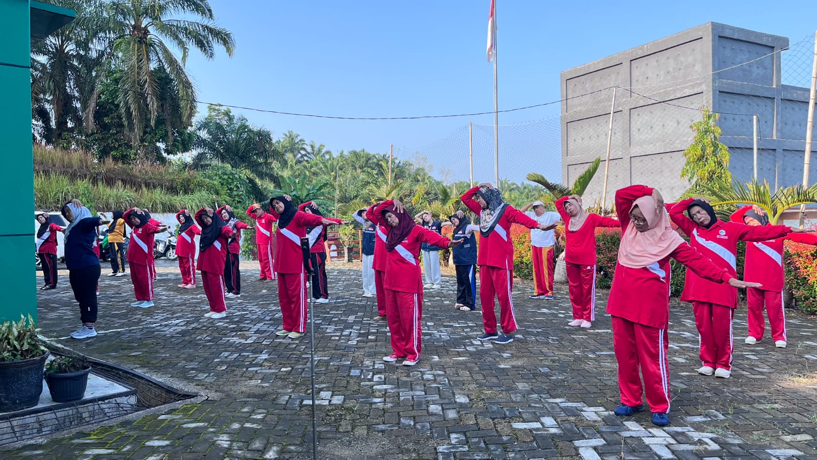 Senam Sehat Rutin Hari Jumat Tingkatkan Kebugaran Masyarakat