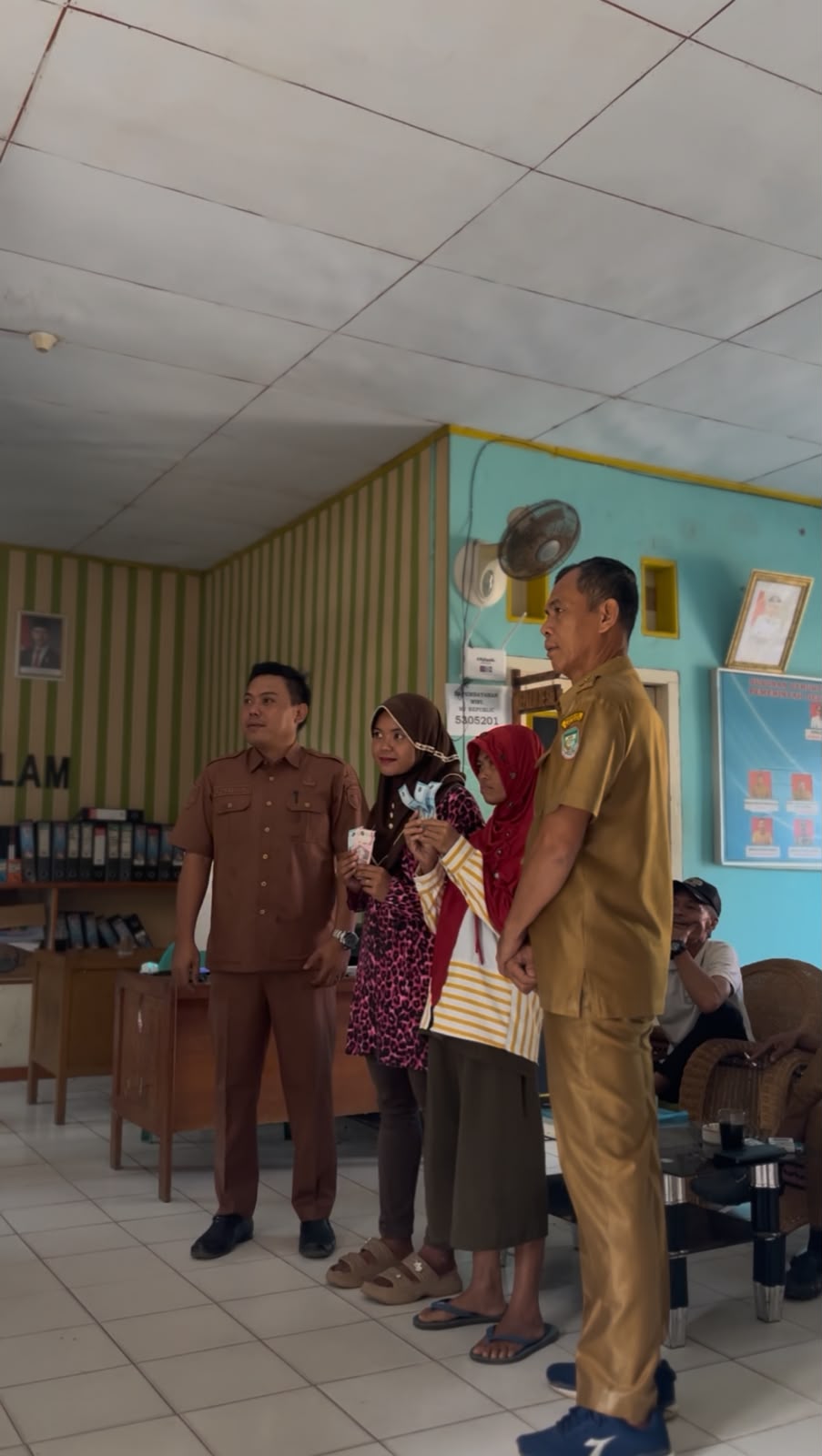Pemerintah Desa Bakal Dalam Salurkan Bantuan Langsung Tunai kepada Masyarakat